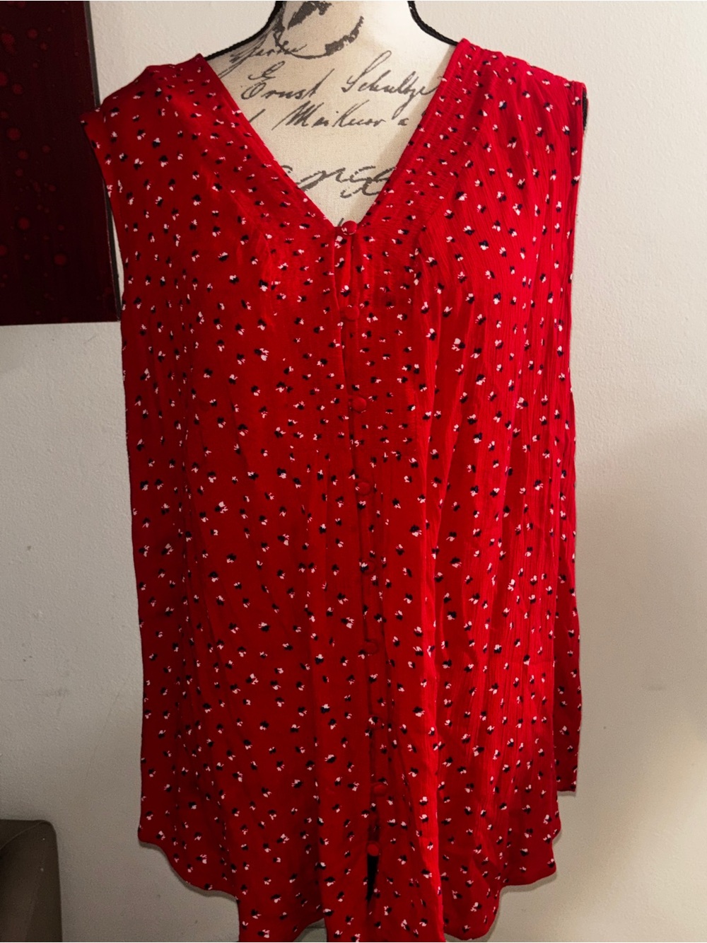 Liz Claiborne Red Sleeveless V-Neck Pleated Camisole with Micro Print